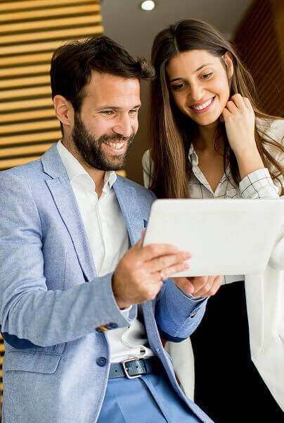 Équipe travaillant sur des projets innovants