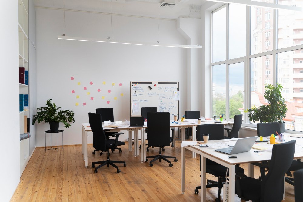 Un espace de travail lumineux, tableau blanc et post-it